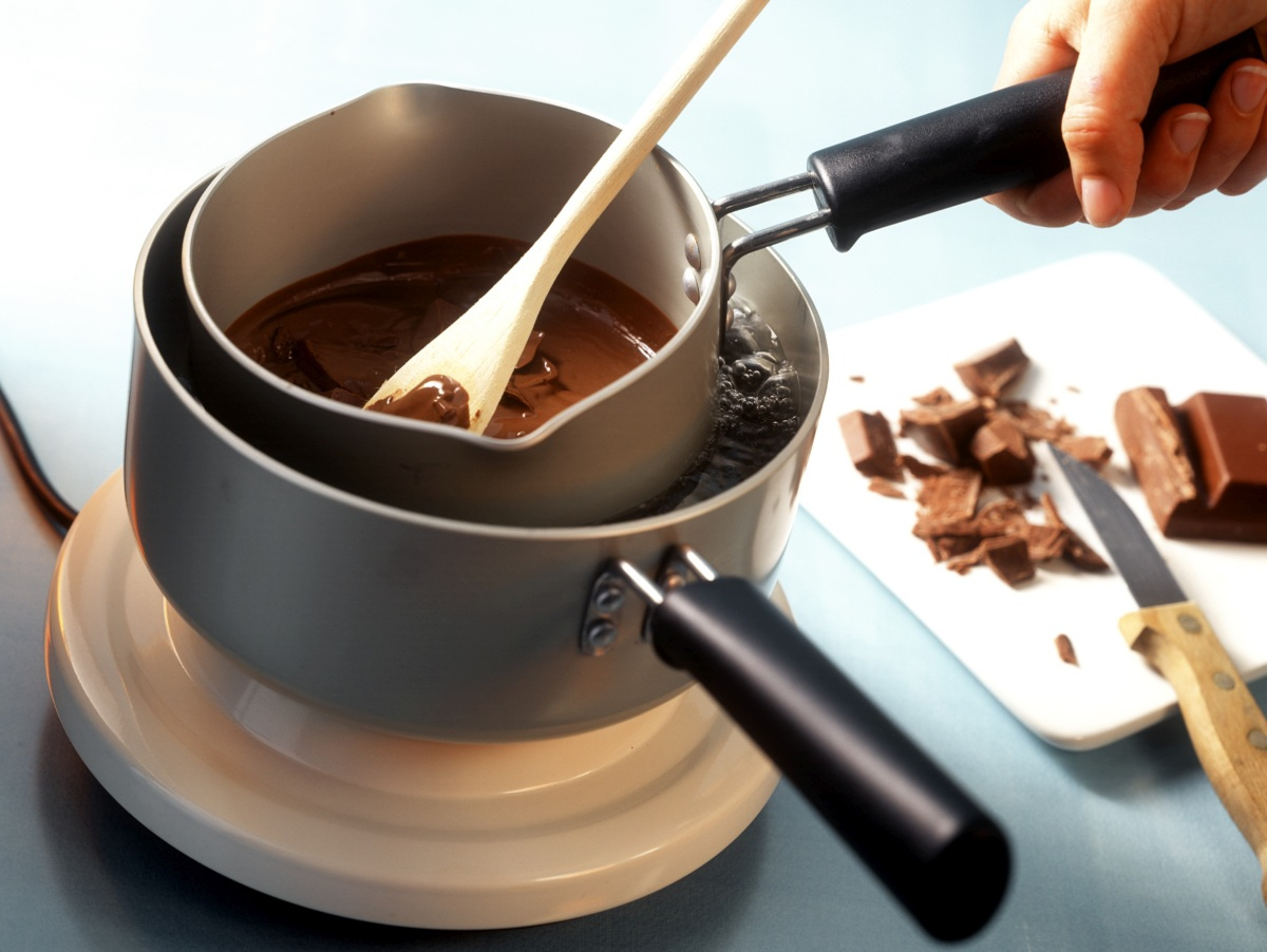 Растопить шоколад на бане. Растопленный шоколад. Водяная баня для шоколада. Плавление шоколада. Растапливание шоколада на водяной бане.