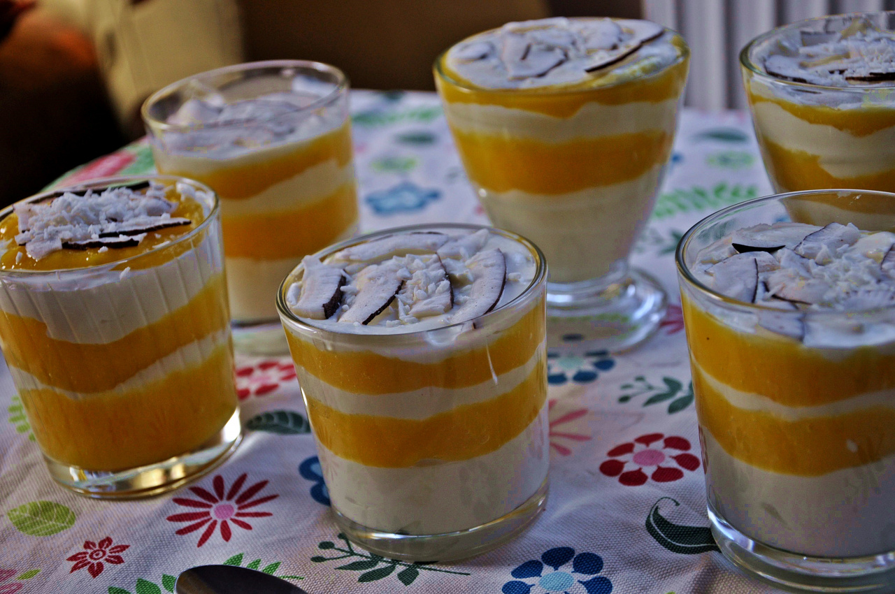 Kremowy deser z mango, mascarpone i mlekiem kokosowym - przepis ...