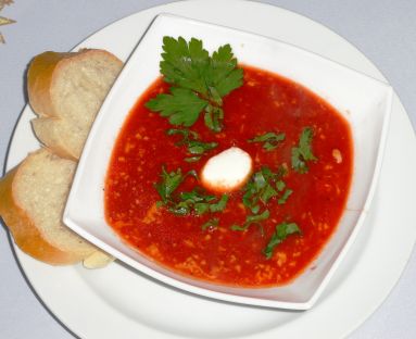 Błyskawiczna zupa pomidorowa z kluseczkami z mozarelli
