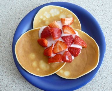 Pancakes z jogurtem i truskawkami