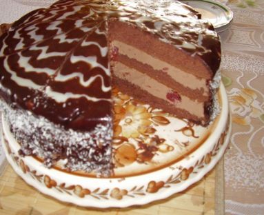 Tort czekoladowy z masą z wiśniami