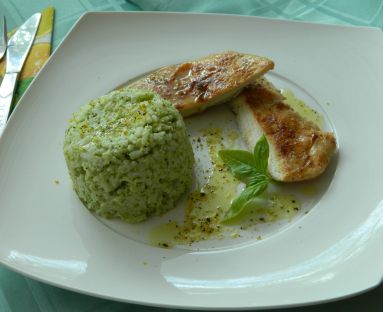 Grillowana pierś z kurczaka podana z brokułowym ryżem