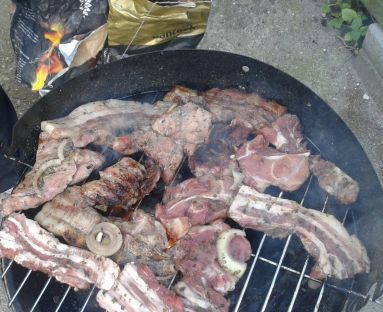 półmisek mięs z grilla podczas grillowania