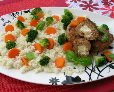 kotleciki z fetą,ryżem i warzywami