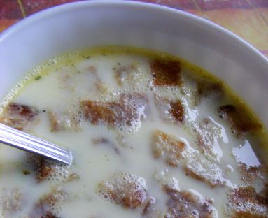 Gotowa zupa z dodatkiem grzanek
