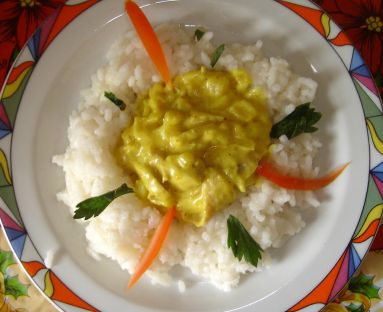 Kurczak curry podany z ryżem.