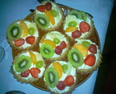 Kolorowe babeczki z owocami