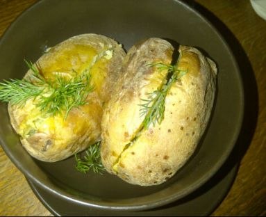 Pieczone ziemniaki z masłem czosnkowym