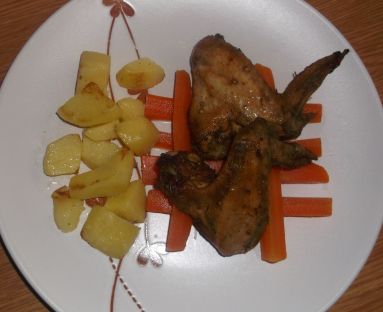 Skrzydełka z kurczaka z rozmarynek i gotowaną marchewką