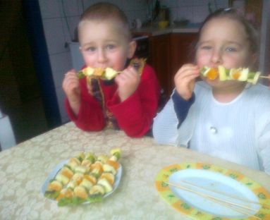Ania i Filip uwielbiają owocowe szaszłyki