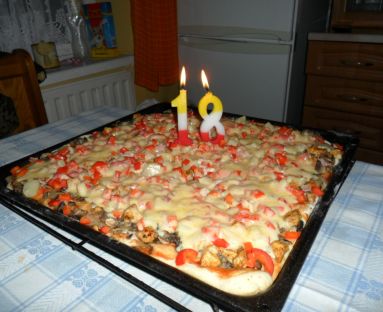 pizza z kurczakiem i pieczarkami, urodzinowe świeczki.