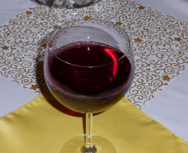 Wino domowej roboty z czarnej porzeczki i wiśni