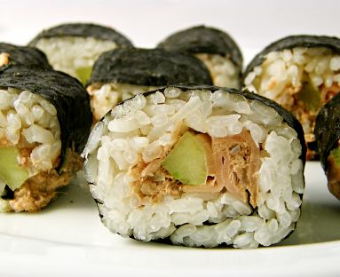 sushi maki z tuńczykiem