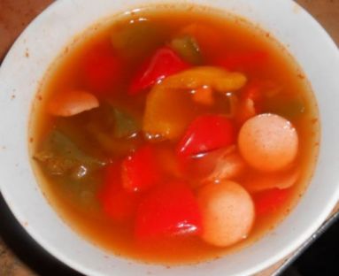 zupa z kolorowej papryki parówek i pomidorów