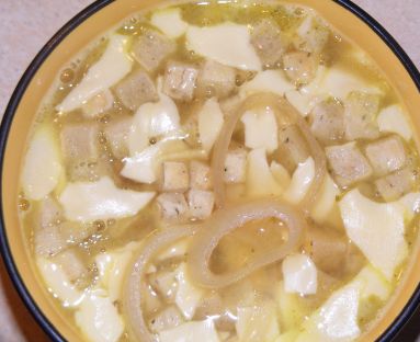 Genialnie łatwa zupa cebulowa z grzankami i serem