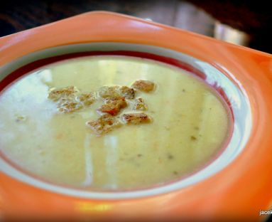 Kremowa zupa cebulowa z grzankami