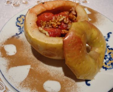 Pieczone jabłko z truskawkami i orzechami