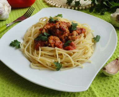 Spaghetti z mięsnymi kuleczkami w sosie pomidorowym