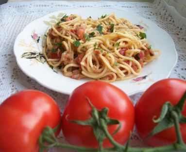 spaghetti z tuńczykiem i pomidorami