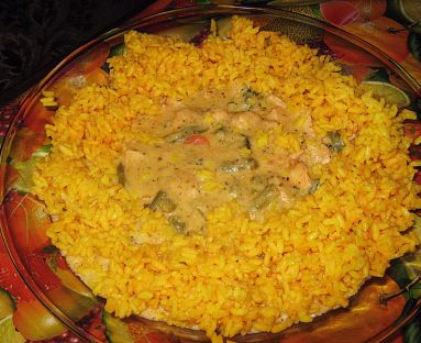 Kurczak w śmietanie z warzywami i żółtym ryżem