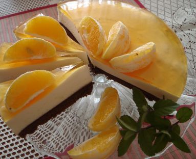 Ciasto biszkoptowe z delikatną pianką pomarańczową.