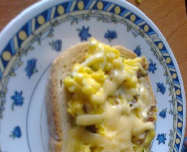 tosty z jajecznica i serem