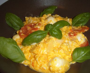 Jajecznica z pomidorem, bazylią i mozzarellą 