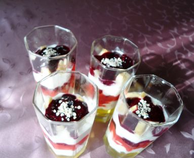 pyszny lekki deser jogurtowo-owocowy:)