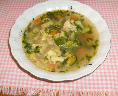 Zupa jarzynowo-mięsna z makaronem