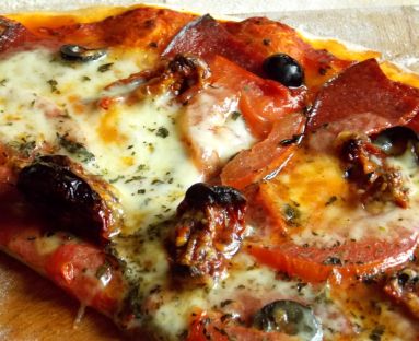 Pizza z salami, suszonymi pomidorami i mozzarellą