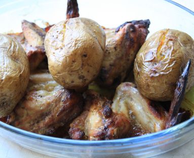 skrzydełka kurczaka pieczone z ziemniakami i burakami