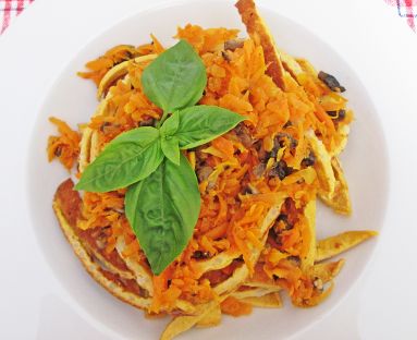 Spaghetti jajeczno - ryżowe z marchewką i pieczarkami