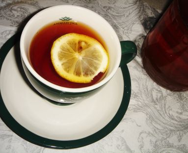 Rozgrzewająca herbata z rumem, miodem i cytryną