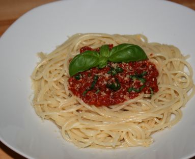 Spaghetti z pomidorami i bazylią