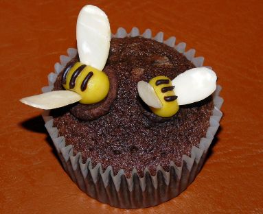 Muffinki czekoladowe z marcepanową pszczółką 