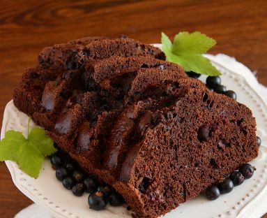 Ciasto czekoladowe z czarnymi porzeczkami i likierem kawowym