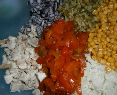 Sałatka z gotowanym kurczakiem i ryżem