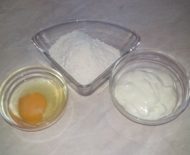 Potrzebne składniki:

Jajo
3 łyżki mąki
serek waniliowy lub owocowy (140 gram)