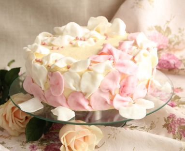 Tort wiśniowy z cukrowymi płatkami róży