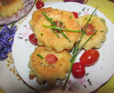 drozdzowe  placuszki z patelni z pomidorkami  szczypiorem i  serem
