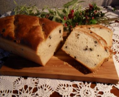 Chleb grecki z czarnymi oliwkami.