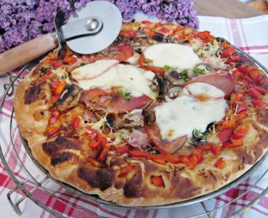 Pizza z mozzarellą i pomidorami