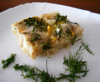 Ryba pieczona z koperkiem, cytryną i czosnkiem
