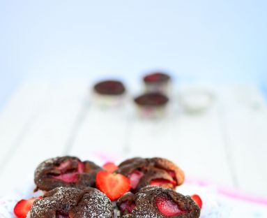 Podwójnie czekoladowe muffinki z truskawkami