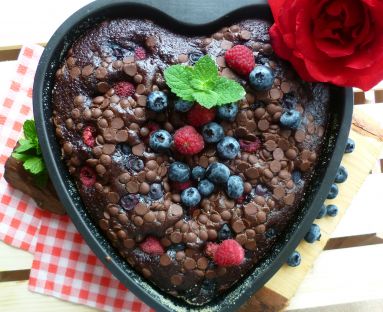 ciasto czekoladowe serce z owocami