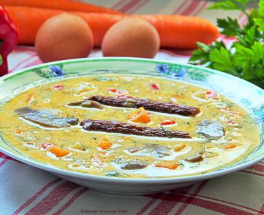 Zupa pieczarkowo - warzywna z kiełbaskami