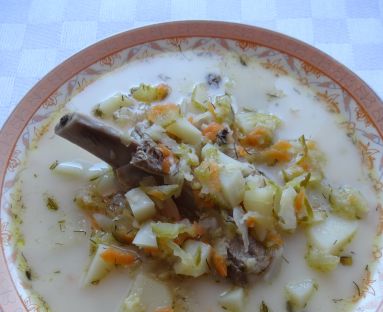 Zupa ogórkowa z ziemniakami na żeberkach 