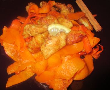 Dyniowo-marchewkowe wstążki z imbirowym kurczakiem.