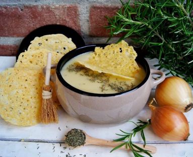 Zupa - krem cebulowy z serowymi chrupkami