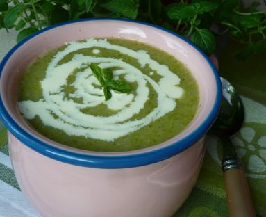Zupa-krem brokułowa z białymi szparagami